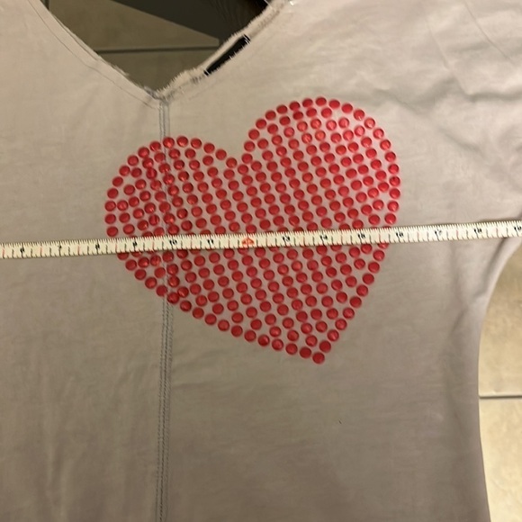 Wet Seal size small lightweight vneck sweatshirt with puffed red heart on front - Picture 6 of 7